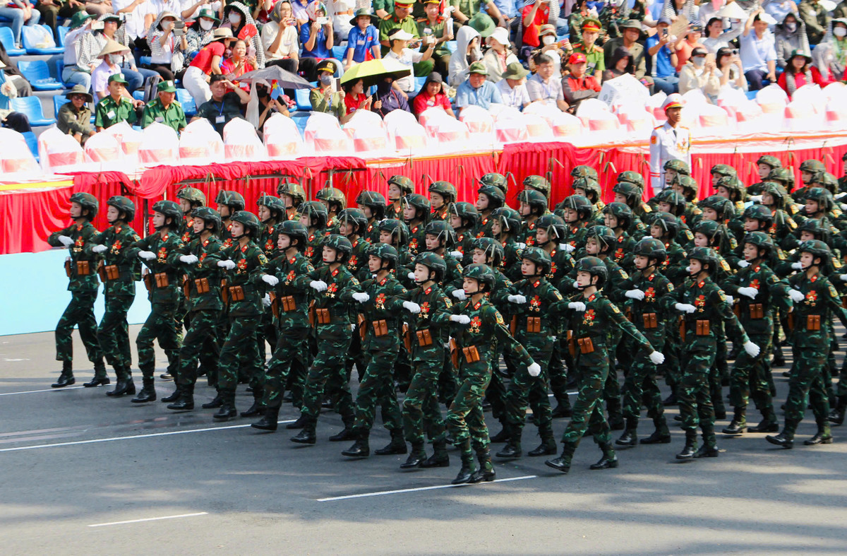 Khối nữ sĩ quan thông tin đại diện cho lực lượng thông tin liên lạc của Quân đội nhân dân Việt Nam.