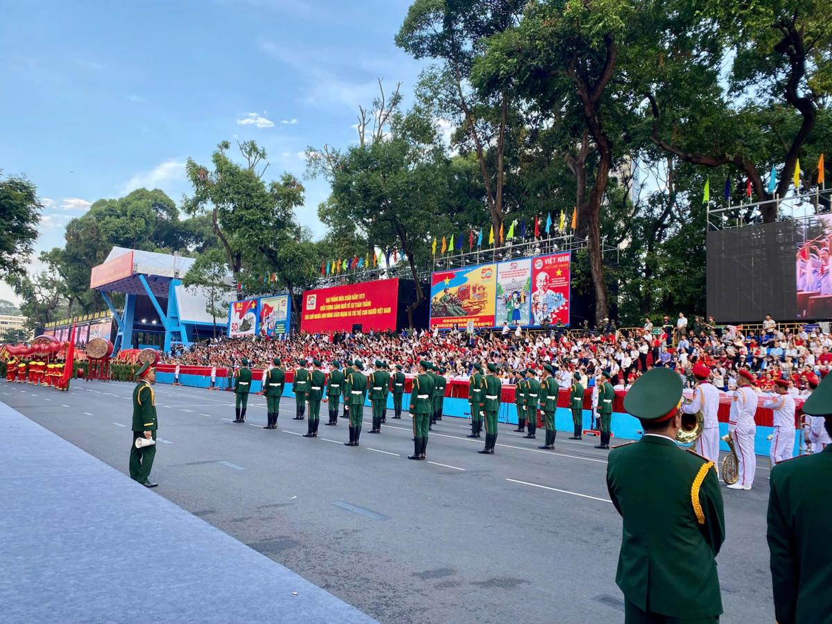 Ngoài ra, còn có khối quân đội của Lào, Campuchia và Trung Quốc cùng tham gia. Phần diễu hành có sự tham gia của 12 khối quần chúng.