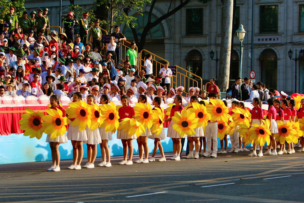 Những sắc màu rực rỡ trong buổi tổng duyệt.