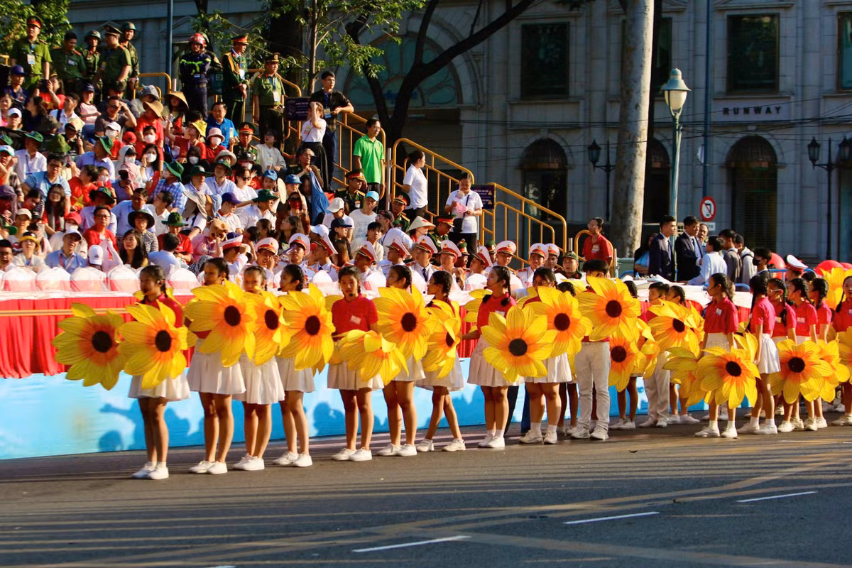 Những sắc màu rực rỡ trong buổi tổng duyệt.