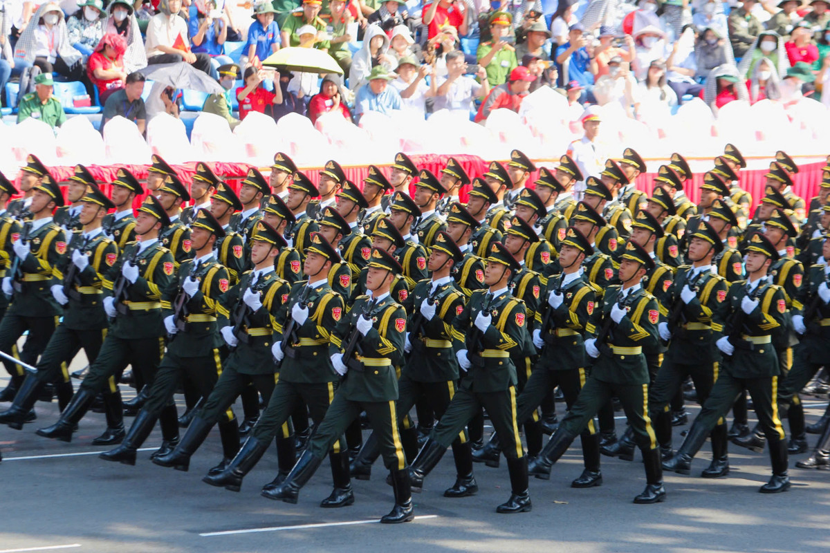 Khối đại diện cho lực lượng Quân giải phóng nhân dân Trung Quốc (PLA) mặc quân phục dã chiến màu xanh rêu.