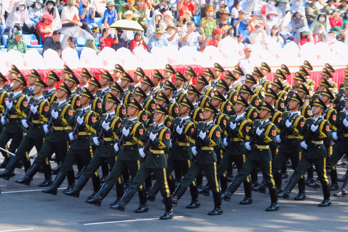 Khối đại diện cho lực lượng Quân giải phóng nhân dân Trung Quốc (PLA) mặc quân phục dã chiến màu xanh rêu.