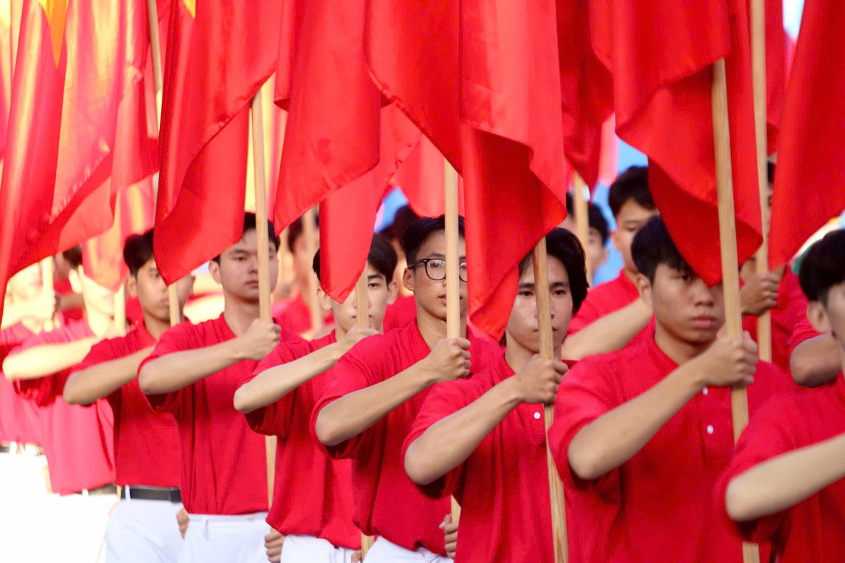 Sắc cờ đỏ sao vàng ngập tràn khu vực diễu binh, diễu hành.