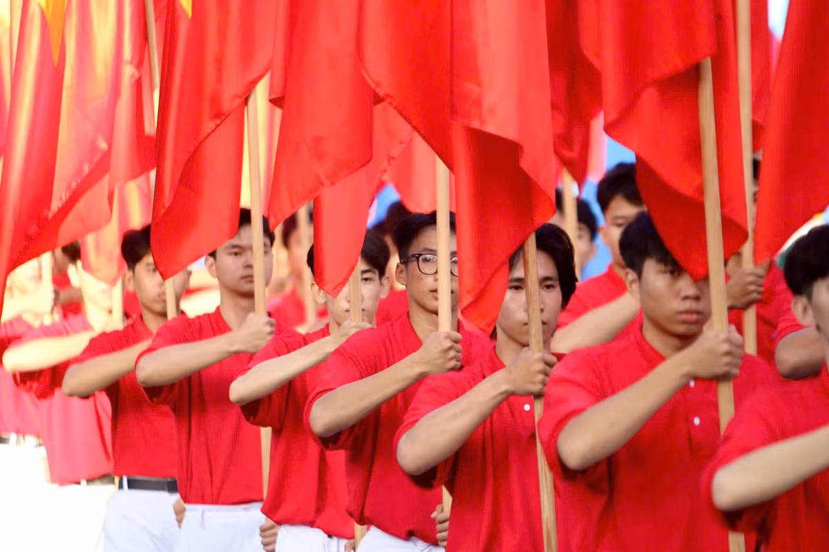 Sắc cờ đỏ sao vàng ngập tràn khu vực diễu binh, diễu hành.