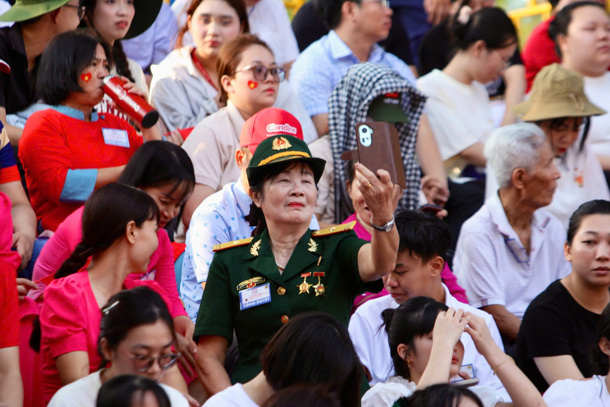 Hàng ngàn cán bộ, chiến sĩ, học sinh, sinh viên, người lao động...đã có mặt tại khu vực trung tâm Thành phố, trên các tuyến đường Lê Duẩn, Nguyễn Huệ, Bến Bạch Đằng...để xem lễ tổng duyệt.