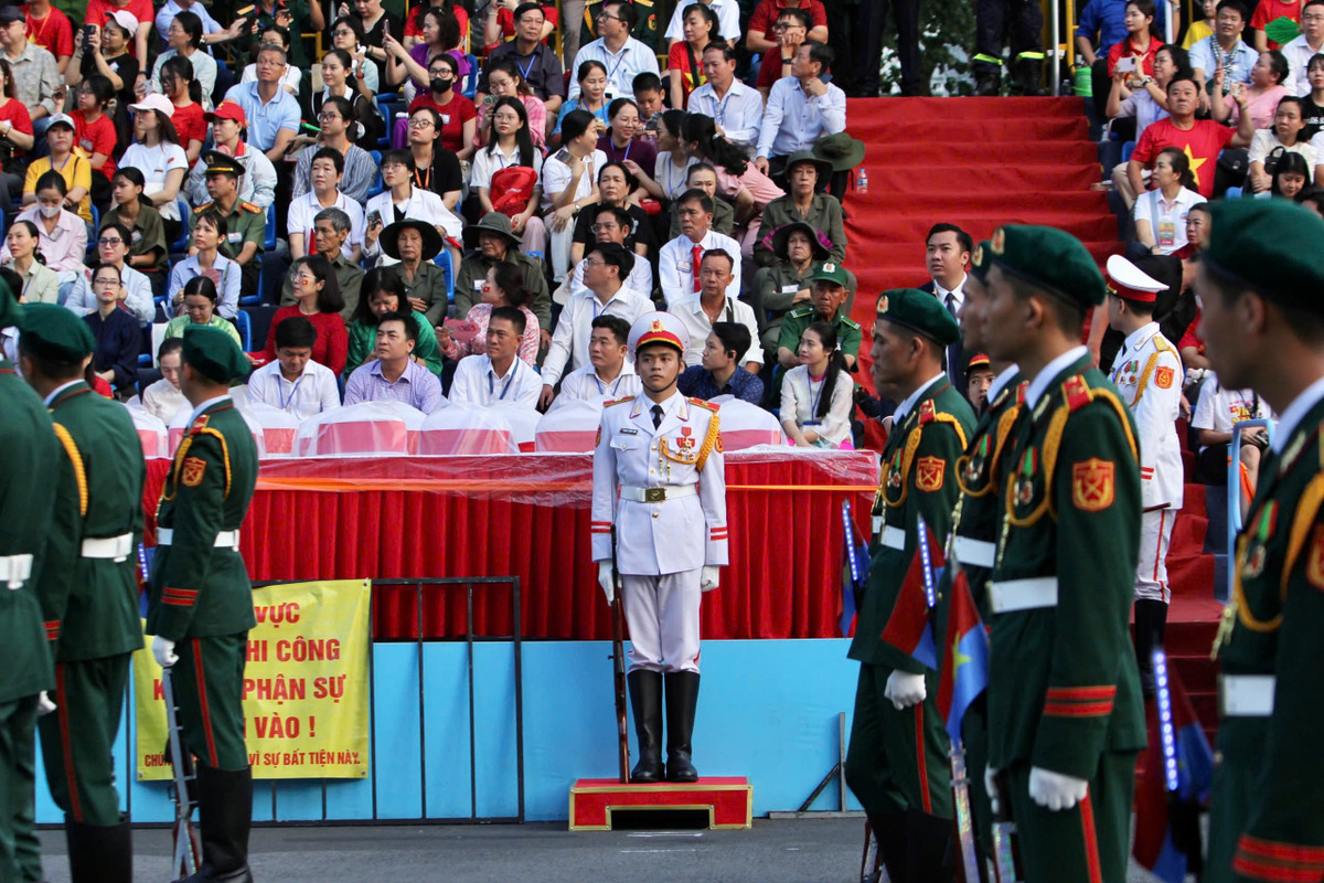 Từ 7h, các đoàn, các khối quân đội, công an, địa phương... đều hùng dũng, trang nghiêm tiến tới khu vực lễ đài chính.