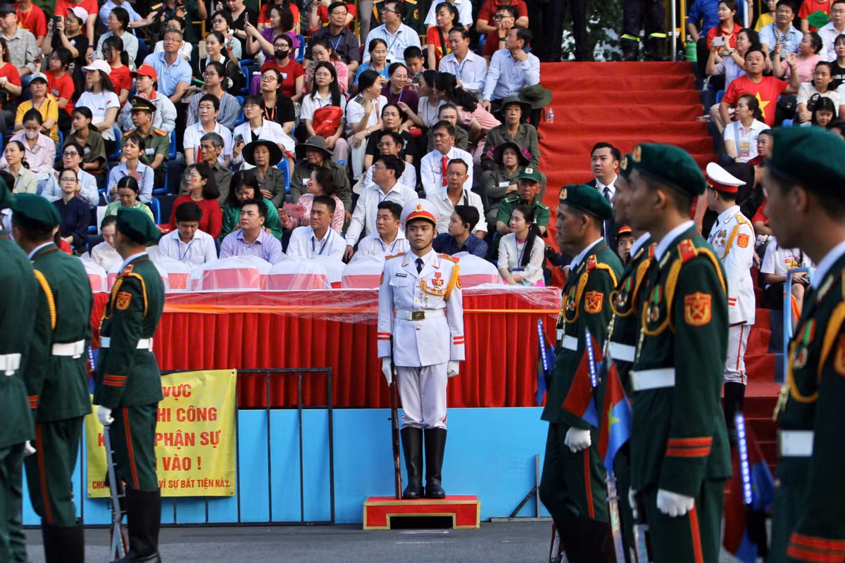 Từ 7h, các đoàn, các khối quân đội, công an, địa phương... đều hùng dũng, trang nghiêm tiến tới khu vực lễ đài chính.