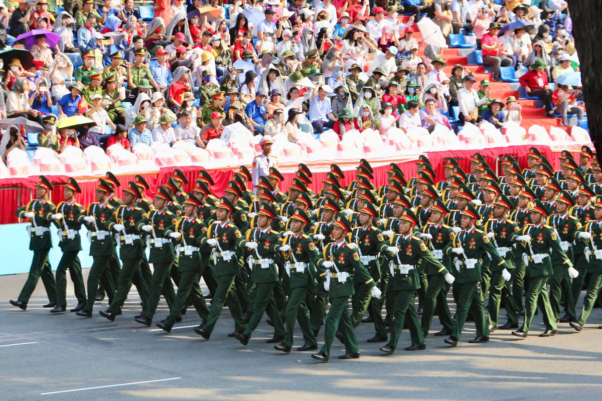 Tới 8h15 phút, các khối diễu binh, diễu hành qua lễ đài. Trong ảnh là khối sĩ quan Lục quân.