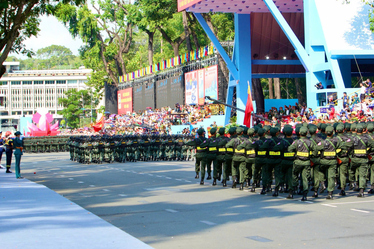 Sau khối Quân đội là khối đại diện lực lượng Công an Nhân dân.