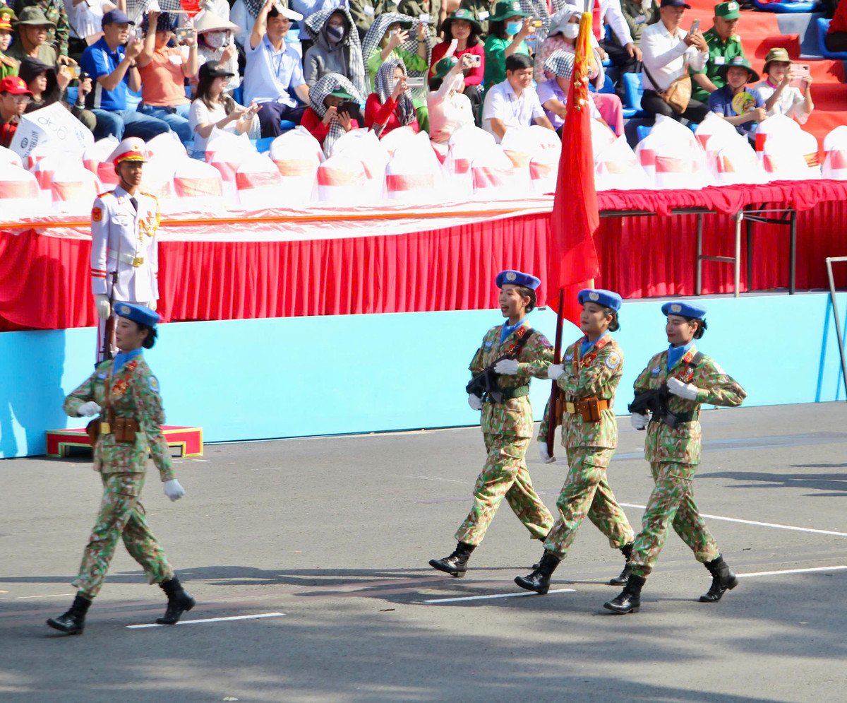 Khối nữ sĩ quan gìn giữ hòa bình Liên Hiệp Quốc đại diện cho lực lượng nữ quân nhân Việt Nam tham gia các sứ mệnh quốc tế, thể hiện cam kết vì hòa bình toàn cầu của Việt Nam.