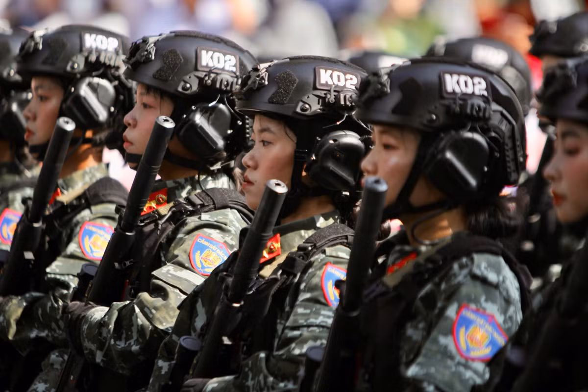 Khối nữ chiến sĩ cảnh sát đặc nhiệm mặc quân phục ngụy trang kỹ thuật số màu xanh rêu.