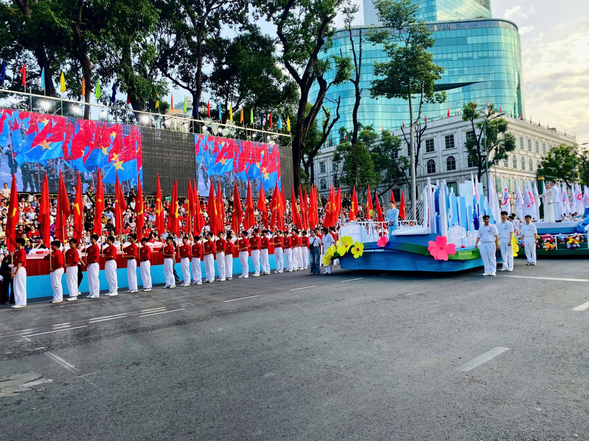 Tham gia tổng duyệt có 56 khối. Trong đó, khối xe nghi trượng gồm 4 khối, có 36 khối của quân đội, dân quân tự vệ và công an.