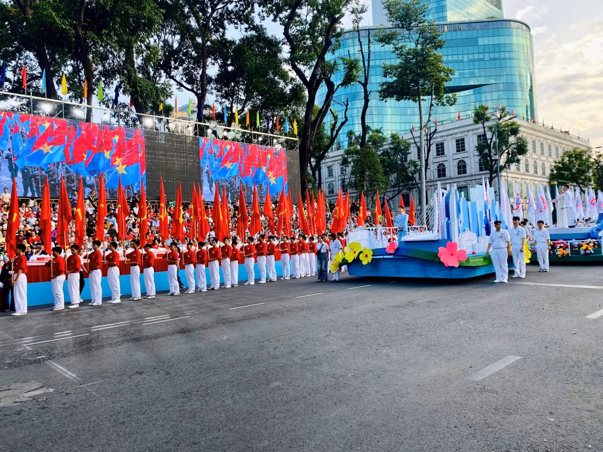 Tham gia tổng duyệt có 56 khối. Trong đó, khối xe nghi trượng gồm 4 khối, có 36 khối của quân đội, dân quân tự vệ và công an.