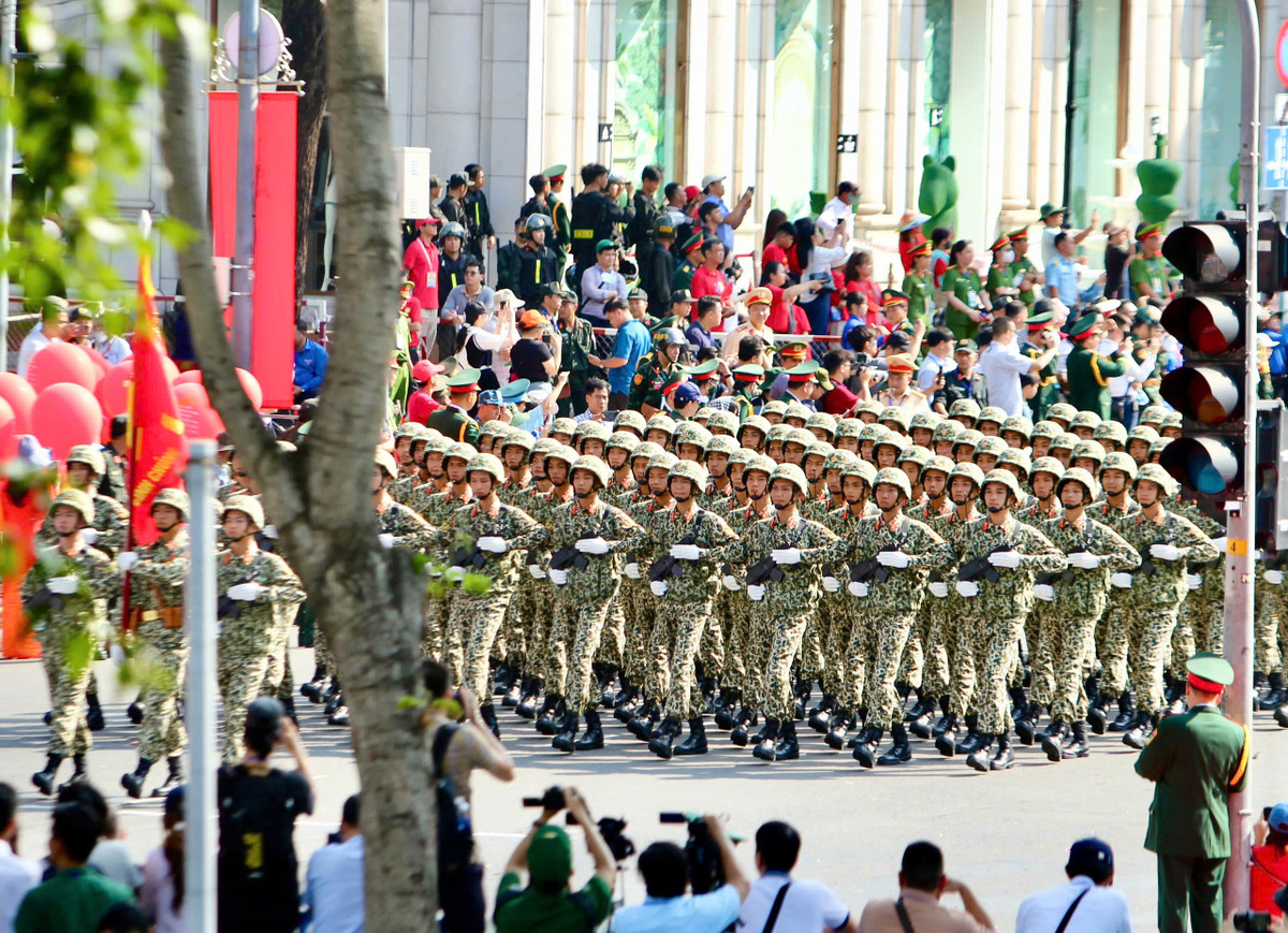  Khối chiến sĩ Đặc công di chuyển đến các tuyến đường sau khi đi qua lễ đài.