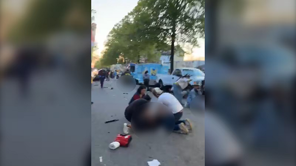 Hiện trường vụ lao xe vào đám đông tham gia lễ hội ở Canada Hien truong vu lao xe vao dam dong tham gia le hoi o Canada