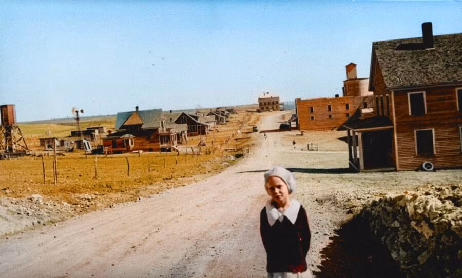 Một thị trấn gần như bị bỏ hoang ở Mills, New Mexico, Mỹ, năm 1935.