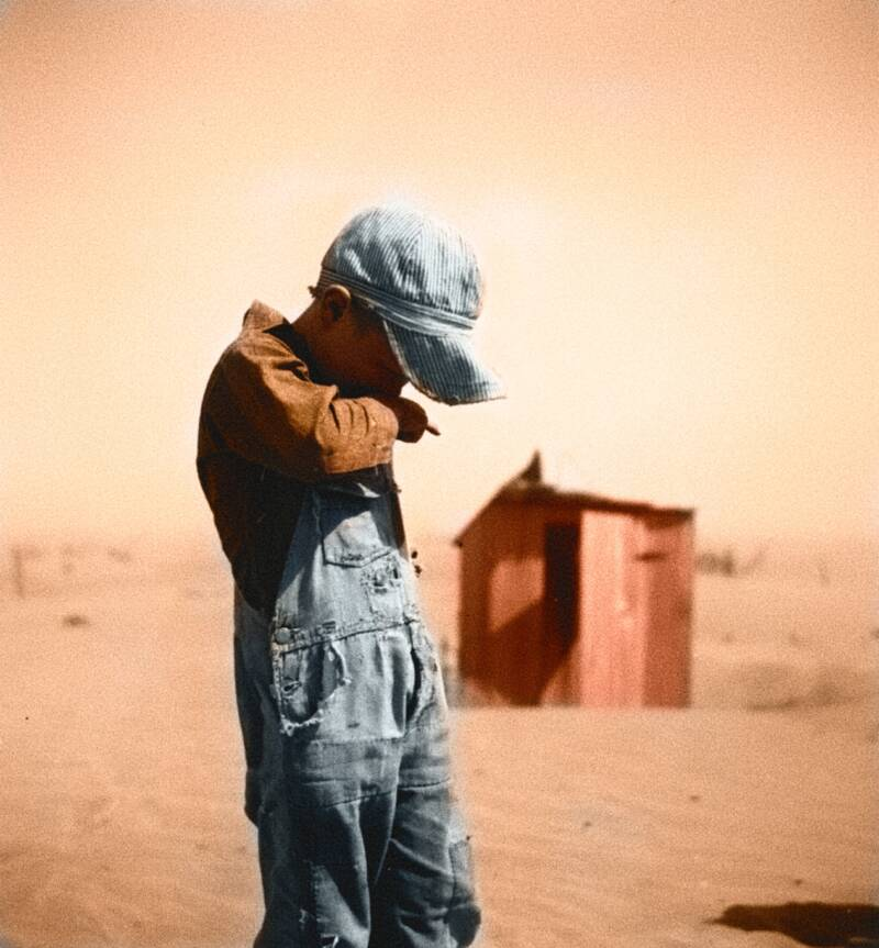Con trai của một người nông dân bị ho vì hít phải bụi trong không khí tại Cimarron, Oklahoma, năm 1936.