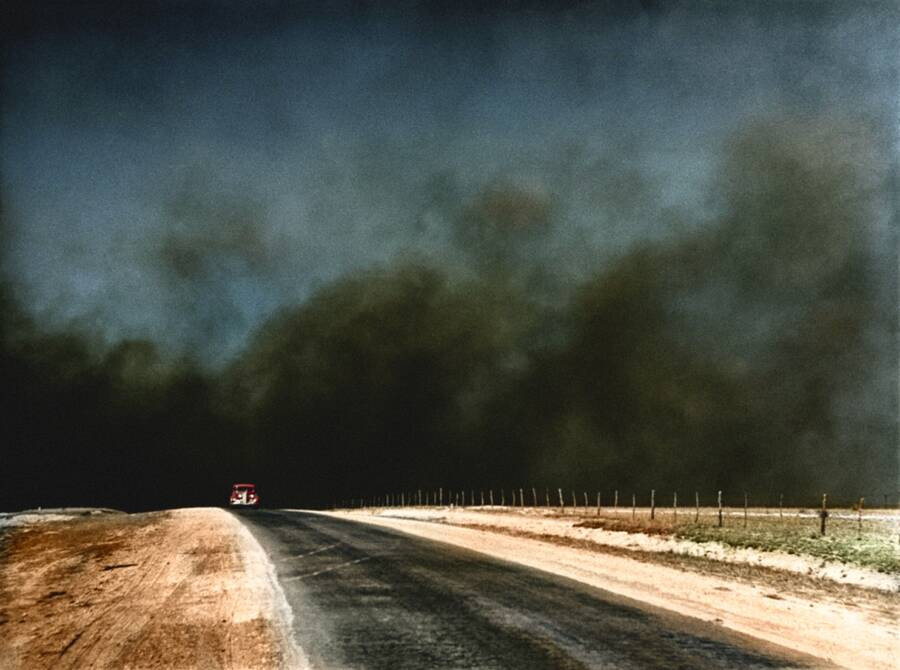 Hình ảnh kinh hãi về trận bão bụi "cơn bão đen" ở Texas Panhandle, tháng 3 năm 1936.