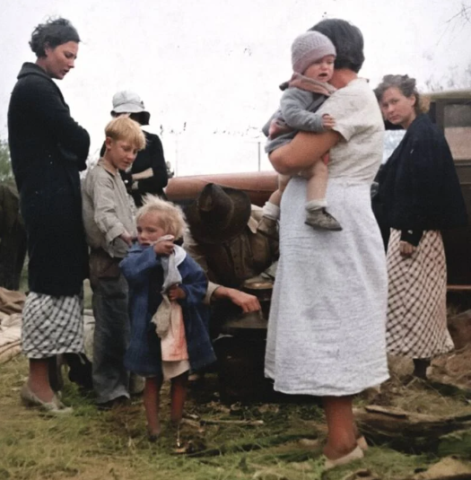 Một gia đình sơ tán tập trung ở khu vực dọc theo xa lộ gần Bakersfield, California, năm 1935.