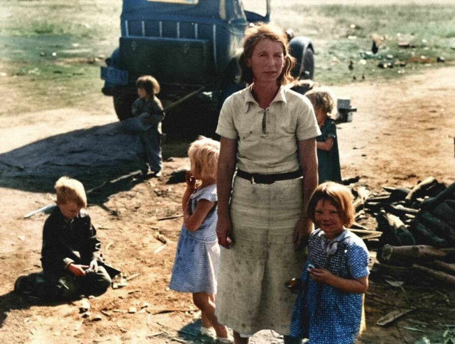 Một bà mẹ ở Oklahoma có 5 đứa con đã di cư đến California để hái bông. Ảnh chụp năm 1936.