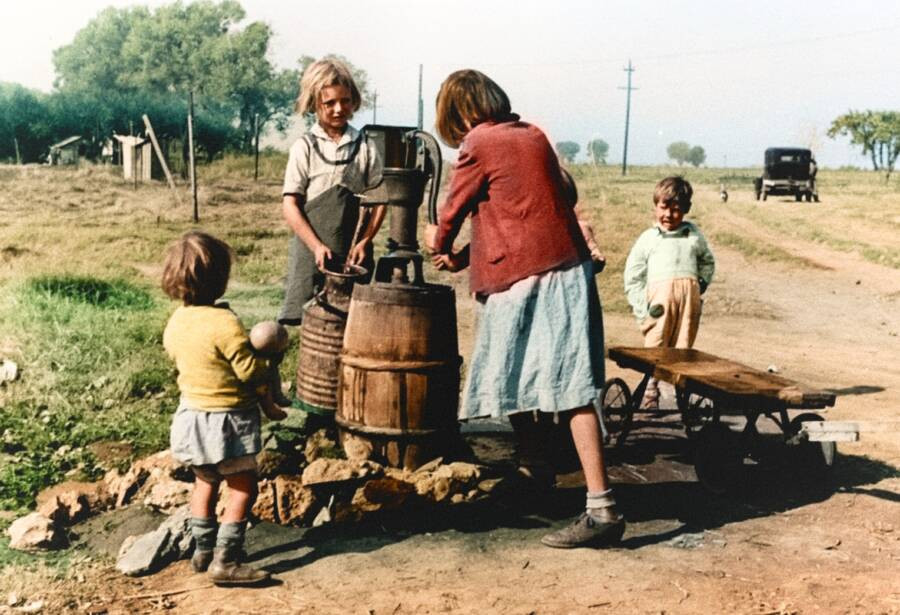Các em nhỏ di cư lấy nước tại khu trại ở thung lũng San Joaquin, California, tháng 11/1936.