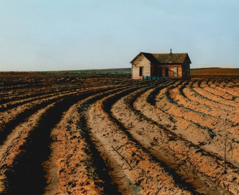 Ngôi nhà bỏ hoang giữa cánh đồng khô cằn ở Childress, bang Texas, năm 1938.