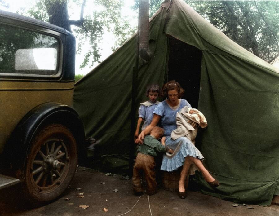 Một người mẹ và ba đứa con trong trại tị nạn ở California vào tháng 11/1936. Họ rời Texas vào tháng 1 năm đó vì một đứa trẻ bị bệnh viêm phổi do bụi.
