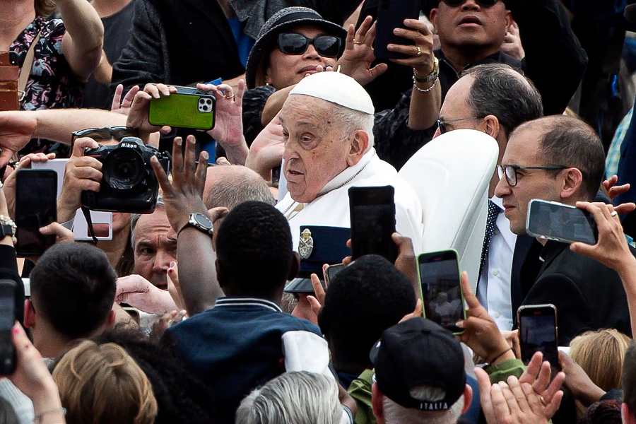 Khoảnh khắc Giáo hoàng Francis xuất hiện tại Thánh lễ Phục sinh Khoanh khac Giao hoang Francis xuat hien tai Thanh le Phuc sinh