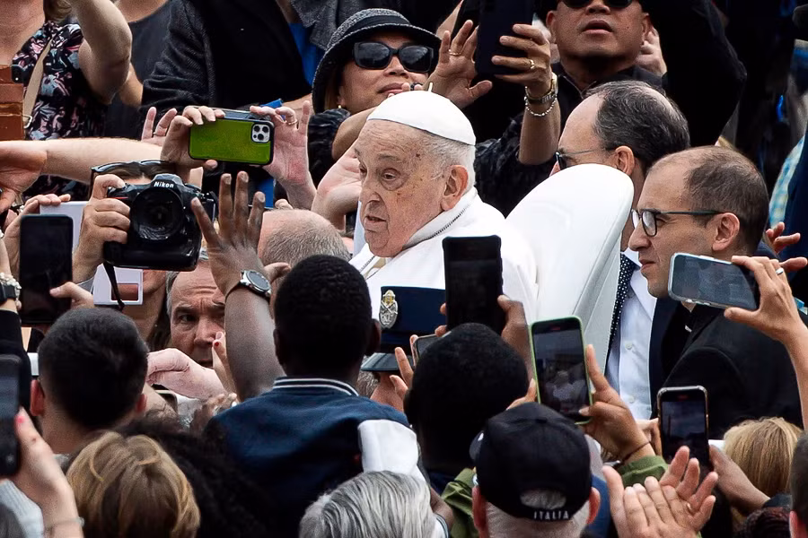 Khoanh khac Giao hoang Francis xuat hien tai Thanh le Phuc sinh