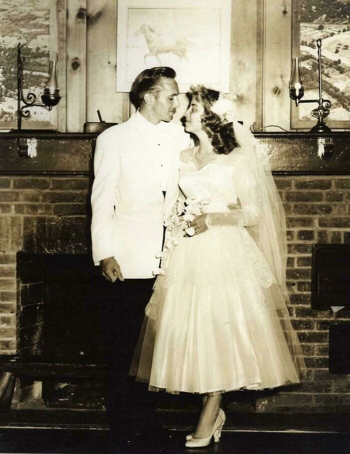 "Ông bà tôi kết hôn năm 1953", người đăng bức ảnh này viết.