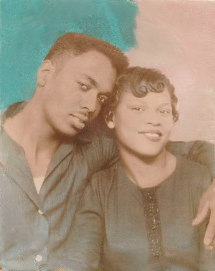 "Ông bà tôi trong bức ảnh chụp tại hội chợ vào những năm 1950", người chia sẻ bức ảnh này viết.