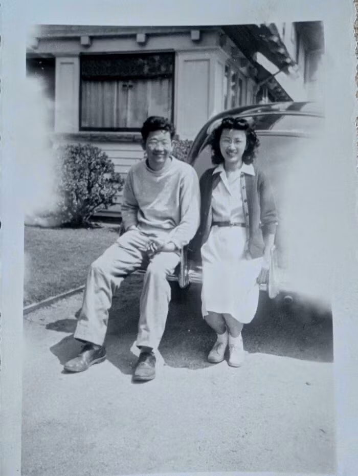 Bức hình được đăng trên Bored Panda với dòng chú thích: "Ông bà tôi xây dựng lại cuộc sống của họ sau thời gian ở trại tập trung trong Thế chiến II".