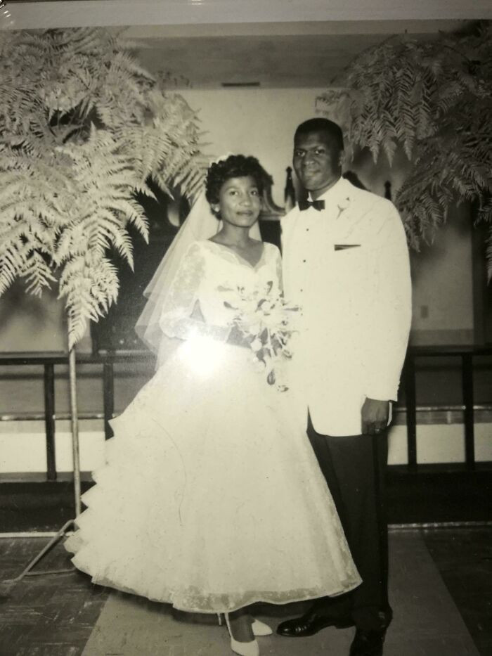 "Đám cưới của bố mẹ tôi năm 1958", người chia sẻ bức hình này cho biết.