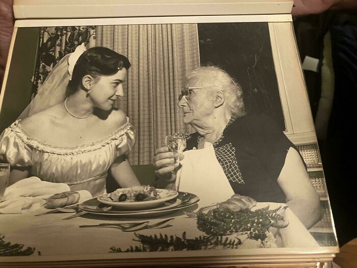 "Bà tôi và bà của bà năm 1949", người đăng bức ảnh chia sẻ.