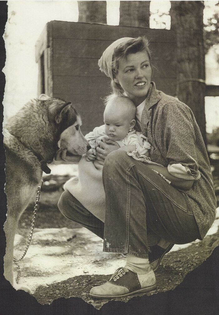 Bức ảnh được chú thích: "Bà và cha tôi năm 1957".