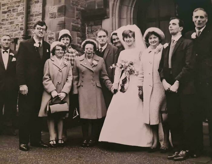 "Đám cưới bà tôi tại Vương quốc Anh năm 1968. Bà quản lý một ngôi nhà cho người khuyết tật và đã mời họ đến dự đám cưới của bà", người đăng bức ảnh cực hiếm này cho biết. (Nguồn ảnh: BP)