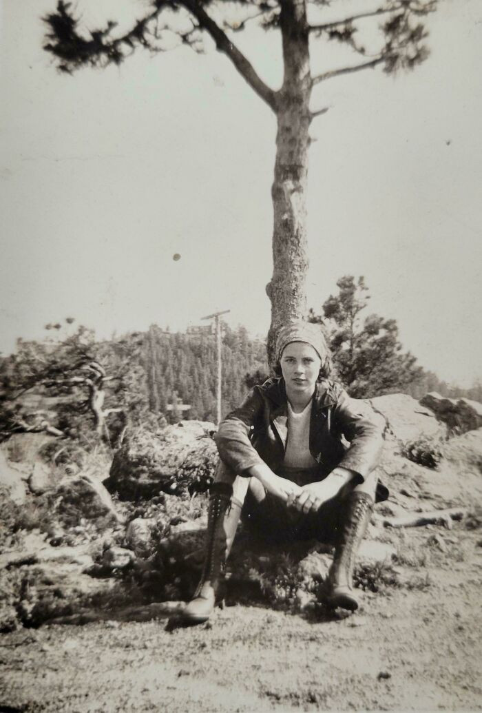 "Bà tôi ở Pikes Peak, Colorado, năm 1933", người đăng bức hình cho biết.