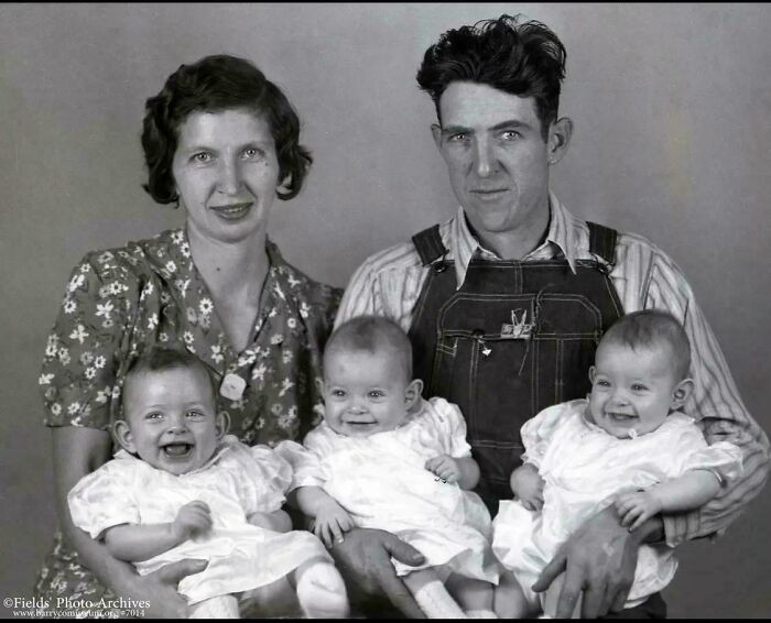 "Ông bà của tôi với các dì của tôi (sinh ba) năm 1944", người chia sẻ bức hình cho biết.