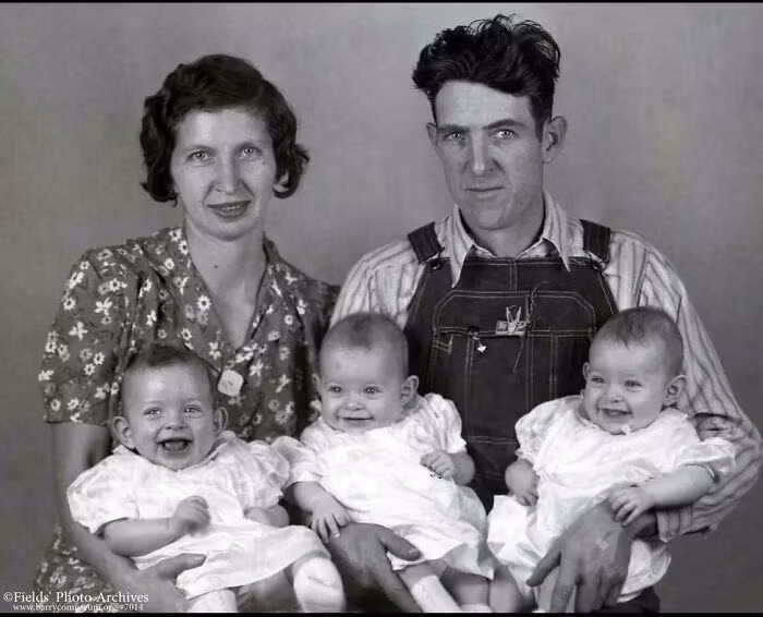 "Ông bà của tôi với các dì của tôi (sinh ba) năm 1944", người chia sẻ bức hình cho biết.