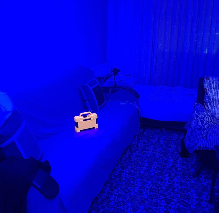 Hộp công cụ màu cam nổi bật trong căn phòng màu xanh.