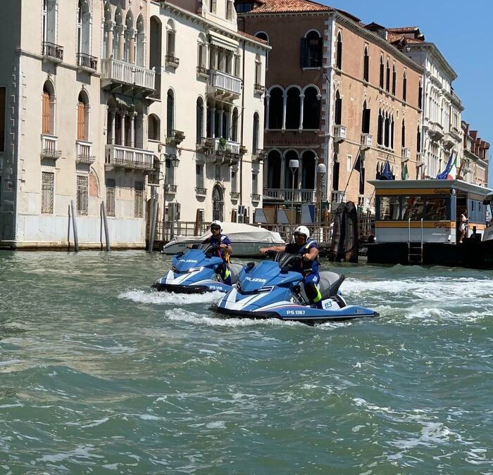 Phương tiện di chuyển của cảnh sát ở Venice.