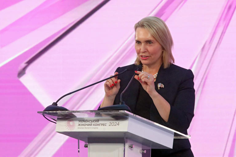 Chan dung nu Dai su My tai Ukraine xin tu chuc-Hinh-10