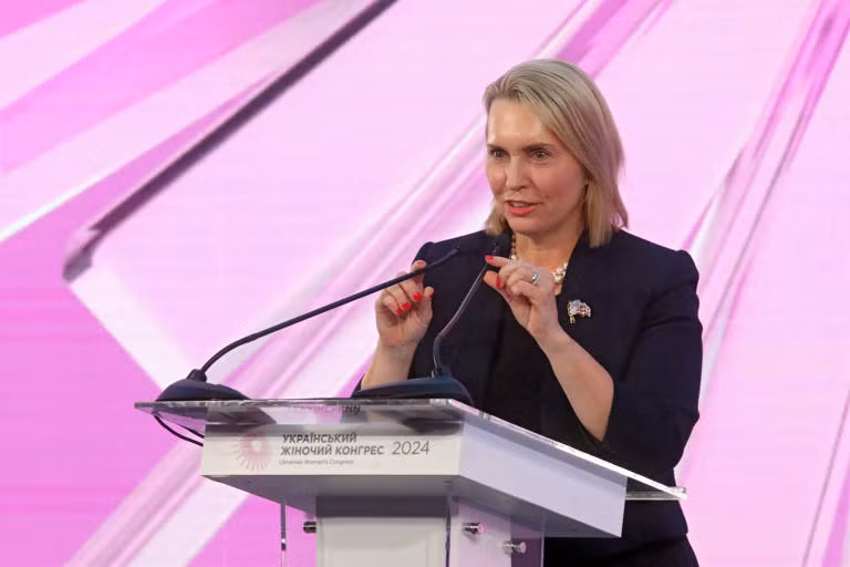 Chan dung nu Dai su My tai Ukraine xin tu chuc-Hinh-10