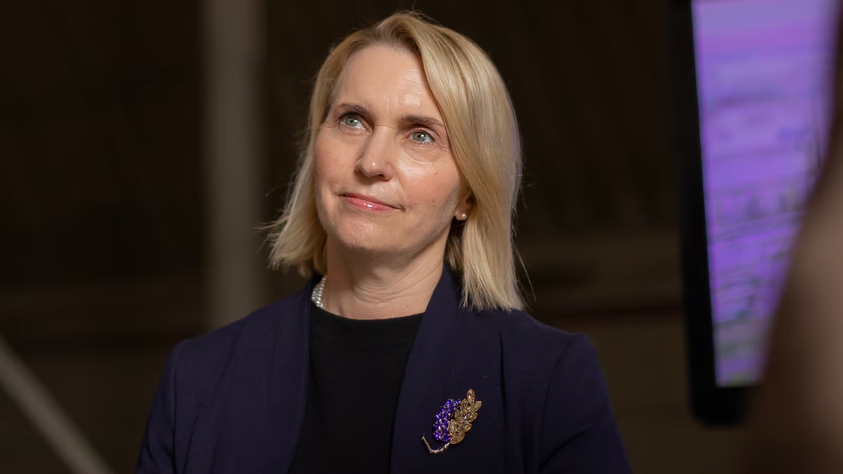 Chan dung nu Dai su My tai Ukraine xin tu chuc-Hinh-8