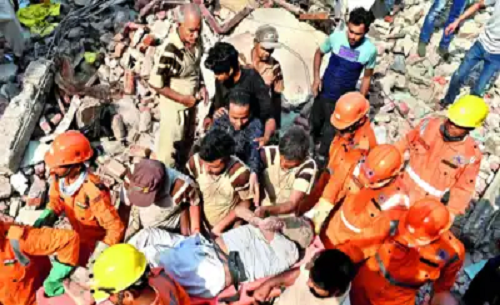 Toa nha 4 tang bat ngo do sap, 11 nguoi thiet mang-Hinh-2