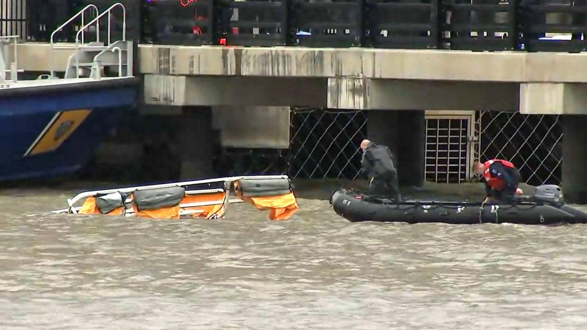 Sở Cứu hỏa Thành phố New York cho biết nhiều thuyền cứu hộ đã có mặt tại hiện trường sau khi vụ tai nạn xảy ra. Chiếc trực thăng gần như chìm hoàn toàn, lật úp. Ảnh: YN.