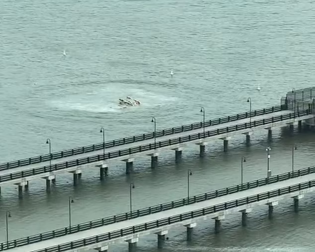 Một nhân chứng khác nói rằng chiếc máy bay rơi xuống tạo ra tiếng động như "vụ nổ siêu thanh". Ảnh: DM.