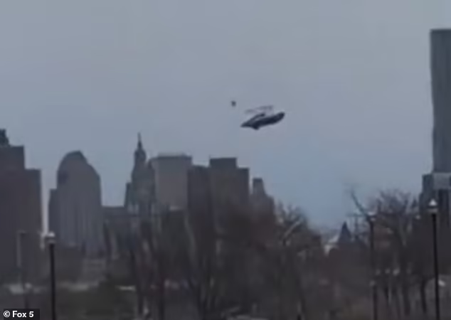 Thị trưởng New York Eric Adams xác nhận trong một cuộc họp báo rằng cả 6 người trên máy bay đều thiệt mạng. Ảnh: Fox5.