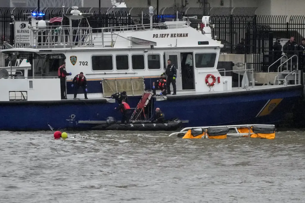 Cánh quạt tách rời hoàn toàn khỏi thân máy bay cùng rơi xuống sông. Ảnh: Reuters.