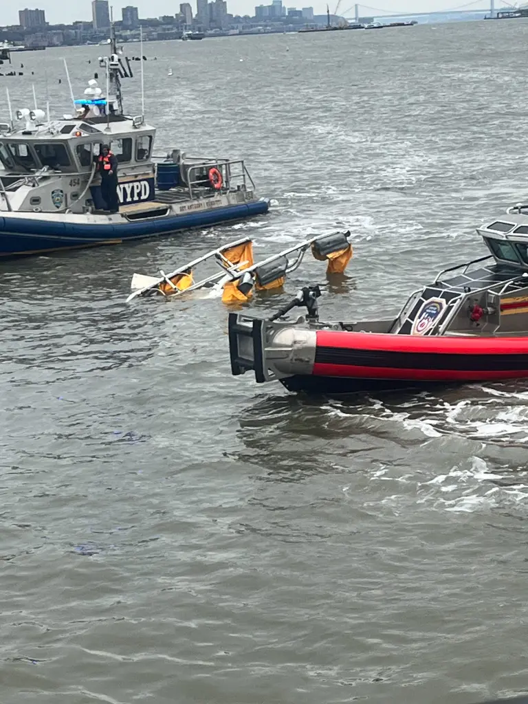 Nhân chứng kể lại rằng họ nhìn thấy chiếc trực thăng rơi xuống gần Bến tàu 40. Ảnh: NYP.